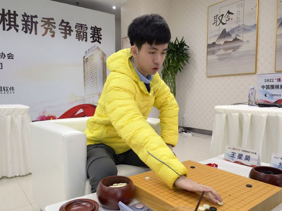 去看守所的路上，他给萧初然打了一个电话，对她说：老婆，妈给我打电话了，我现在正在去接她。